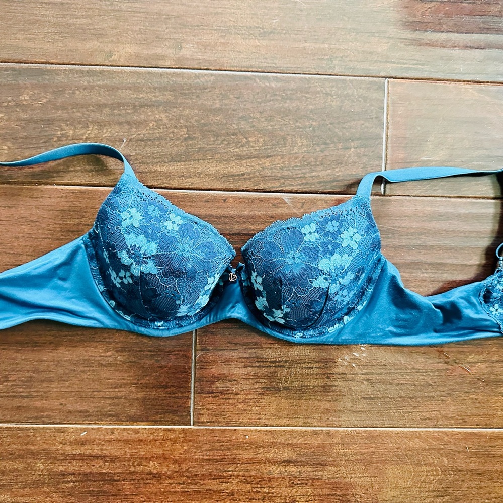 Victoria’s Secret Wired Bra Dark Blue size 36C.